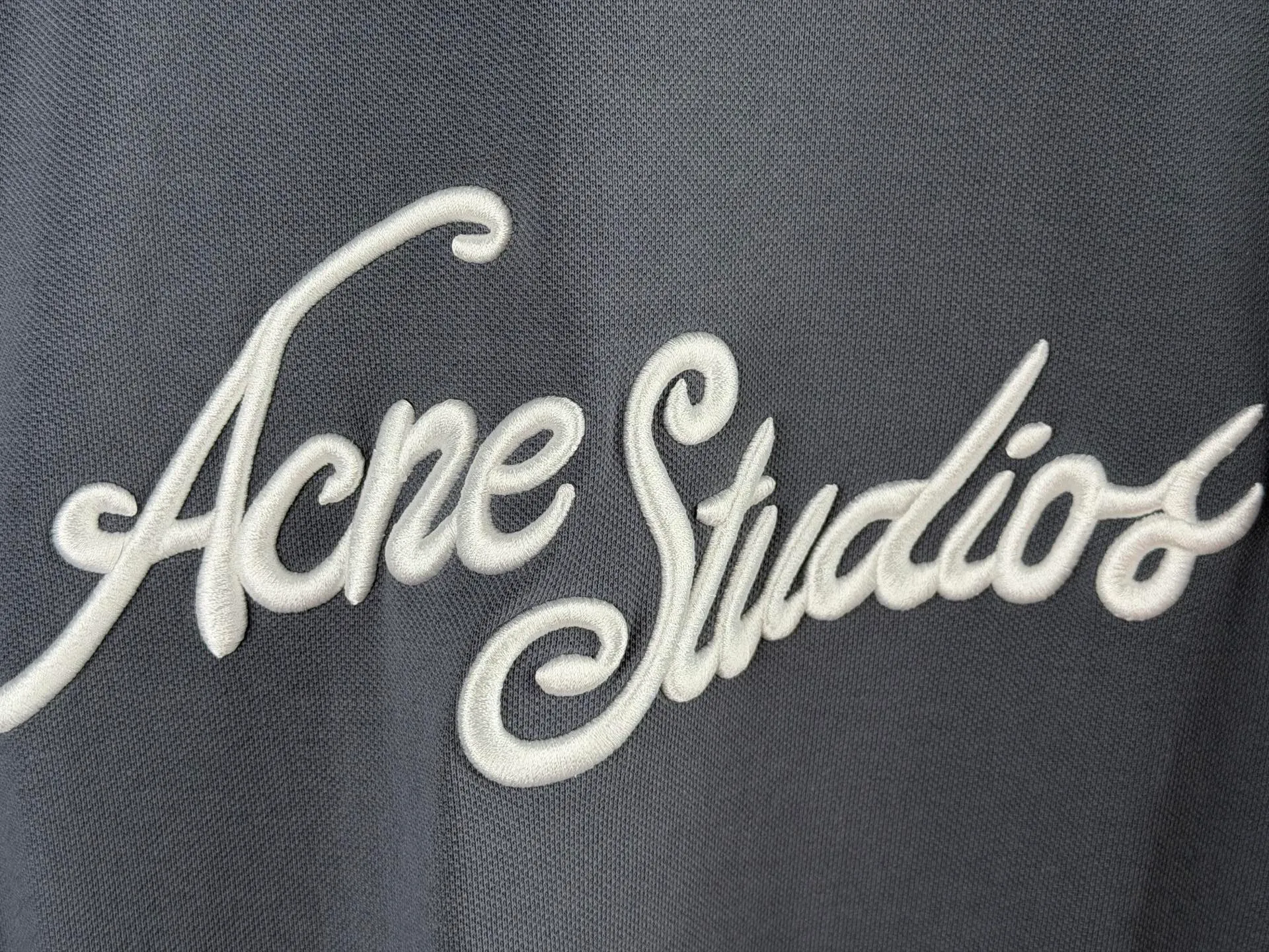 ACNE Studios embroidered logo long-sleeved T-shirt. Customized matte luxury piqué cotton. The texture is dense, soft and skin-friendly. The misty night black is the keynote. The delicate texture is smudged with luxurious soft light. The iconic embroidered logo is engraved on the chest. The same logo on the hem is exquisitely echoed. The minimalist silhouette hides high-level recognition. It has both eye-catching tension and noble texture. It perfectly interprets the Scandinavian minimalist style. Unlock the code of street luxury trends. Process 1: Use imported machine embroidery technology. Use advanced computer control systems and precision mechanical components to realize Acne Studios logo work. High precision. Smooth and delicate lines. Process 2: The fabrics have been fermented and washed. The texture is better. Not easy to deform. Not easy to shrink. Not easy to fade. Maintain long-term beauty. Accessories: Customized 1:1 Acne trademark. Version: loose version. Size: S M L XL.